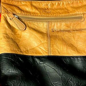 Stone and co/ Stone Mountain leather crossbody shoulder purse.